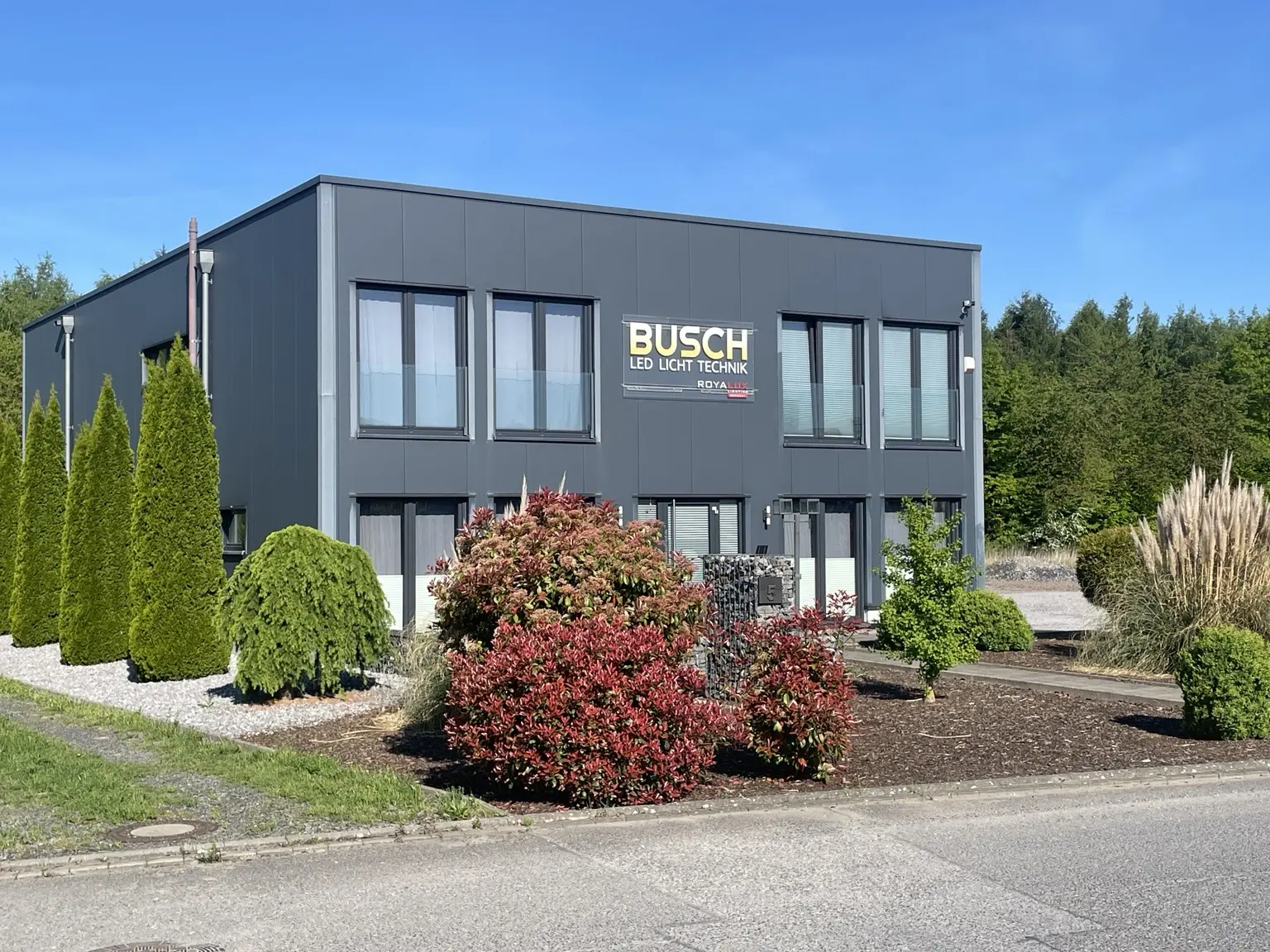 Firmengebäude von BUSCH LED LICHT TECHNIK in Menden im Sommer