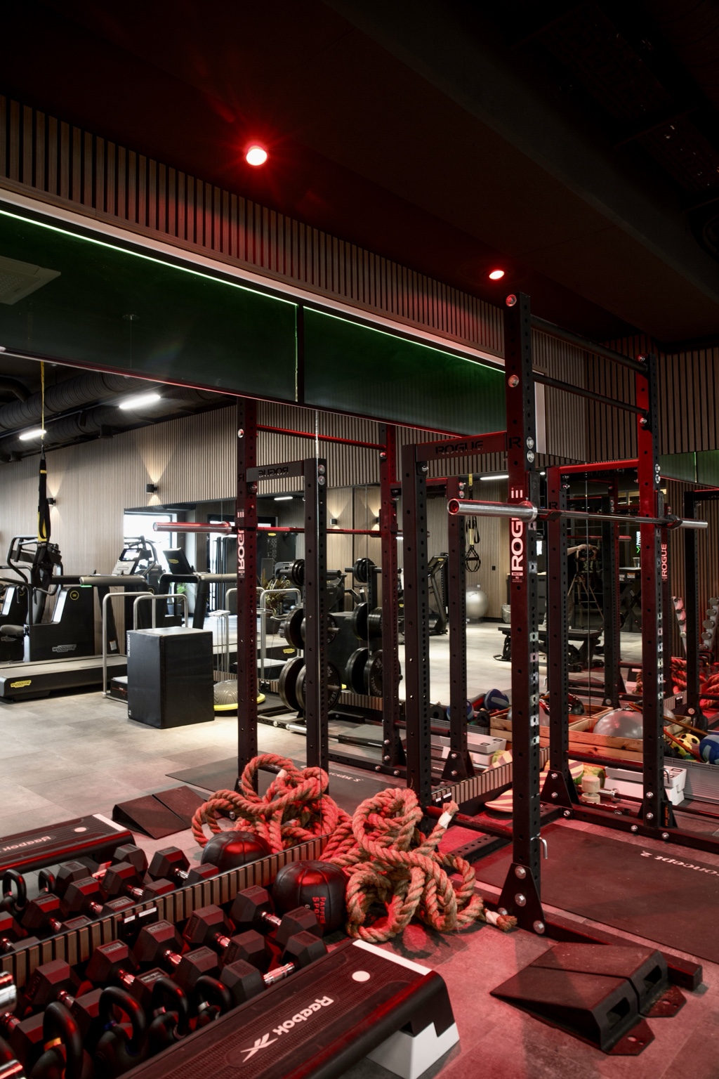 Fitnessbereich mit dynamischer roter RGB-Akzentbeleuchtung